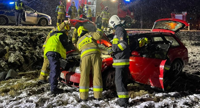 Najpierw dachował, następnie porzucił samochód 