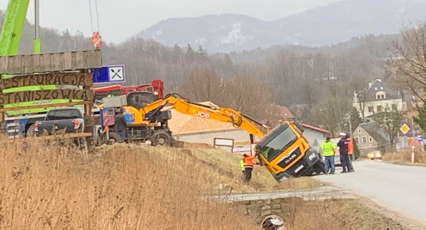 Staniszów : utrudnienia w ruchu - wywrotka w rowie
