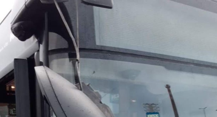 Pobili się w autobusie MZK i zniszczyli jego lustro zewnętrzne 