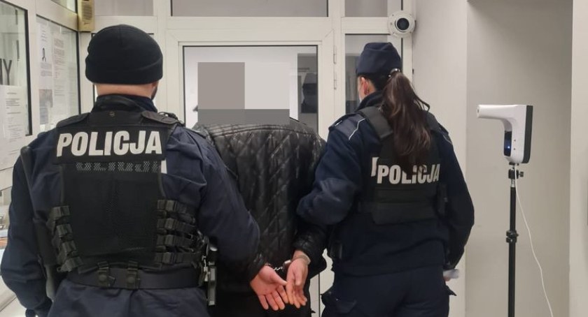 Kierował wbrew zakazom, decyzji o cofnięciu mu uprawnień, miał przy sobie narkotyki i był poszukiwany