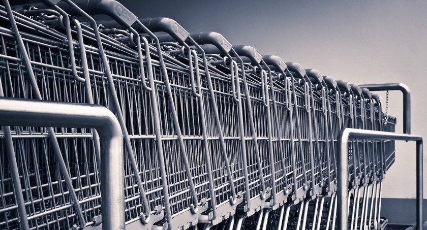 Zaostrzone przepisy zakazu niedzielnego handlu niestraszne marketom