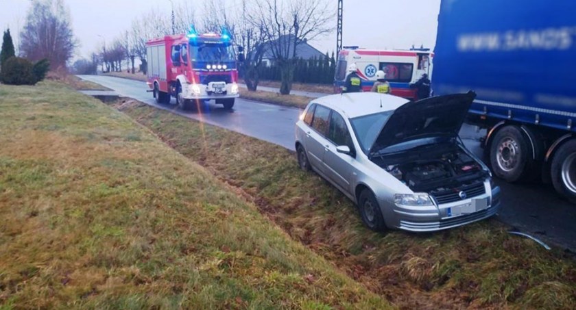 Wypadek z udziałem radiowozu. Policjant w szpitalu