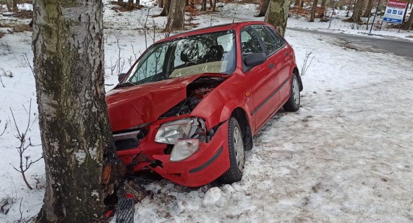 Rozbity pojazd na drzewie wizytówką Karpacza