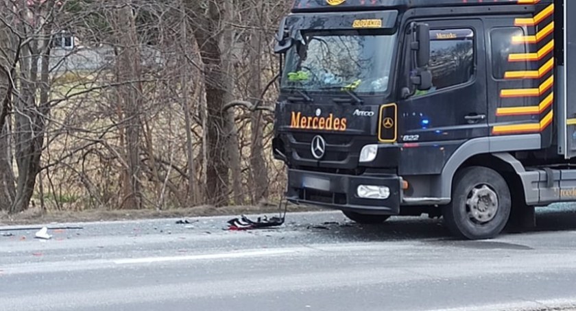 Samochód ciężarowy najechał na tył osobówki. Są utrudnienia w ruchu