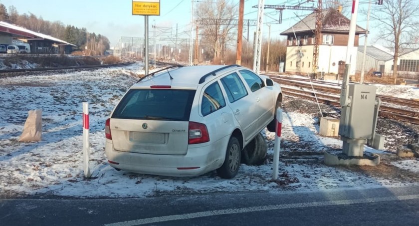 Skoda wypadła z drogi i wylądowała przy torach