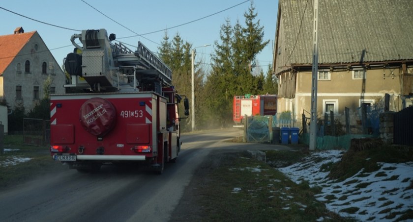Pożar budynku. Na miejscu 5 zastępów straży pożarnej