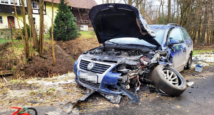 W drodze do pracy stracił panowanie nad samochodem i uderzył w betonową barierkę