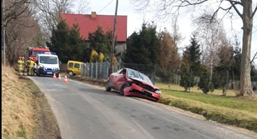 Wypadek w Grudzy - jeden kierowca trafił do szpitala, drugi zbiegł z miejsca zdarzenia