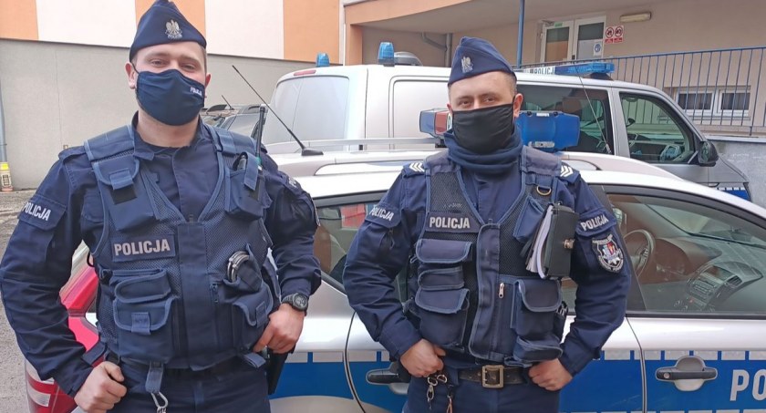 Policjanci wyważyli drzwi i uratowali rozpaczliwie wołającą o pomoc kobietę