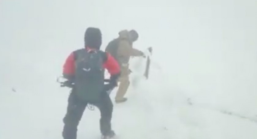 Ratownicy grupy GOPR Karkonosze ewakuowali turystów z okolic Śnieżki