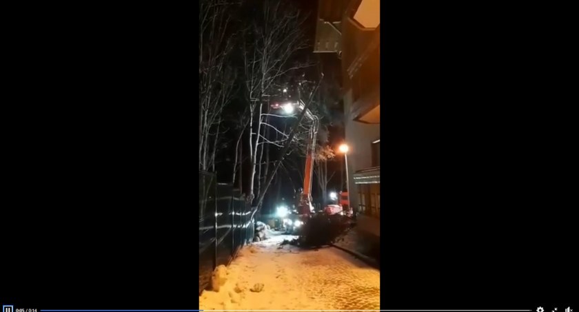 Szklarska Poręba - Drzewo przewróciło się na budynek.