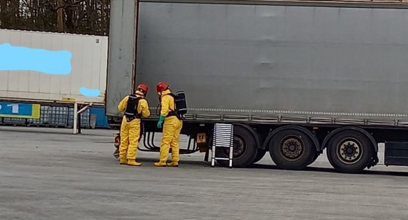 Porzucona ciężarówka z odpadami chemicznymi