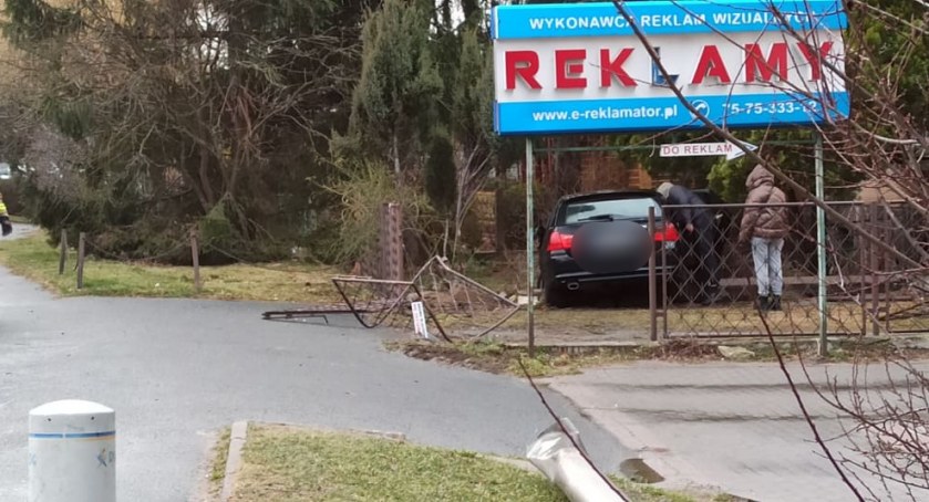 Nie opanował samochodu i wpadł na prywatną posesję