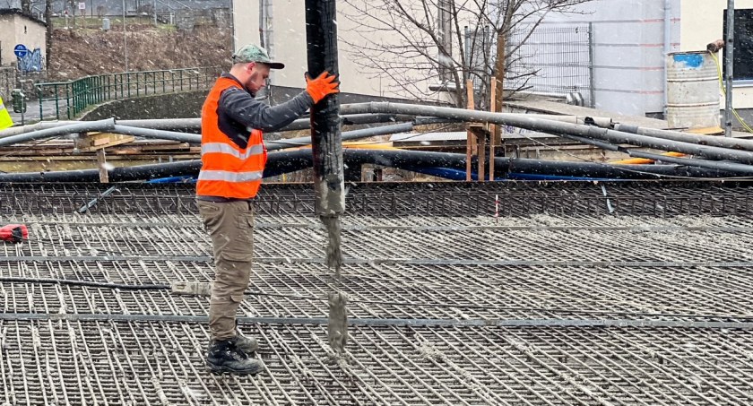 Dziś wylewają już beton na płytę mostu nad Młynówką