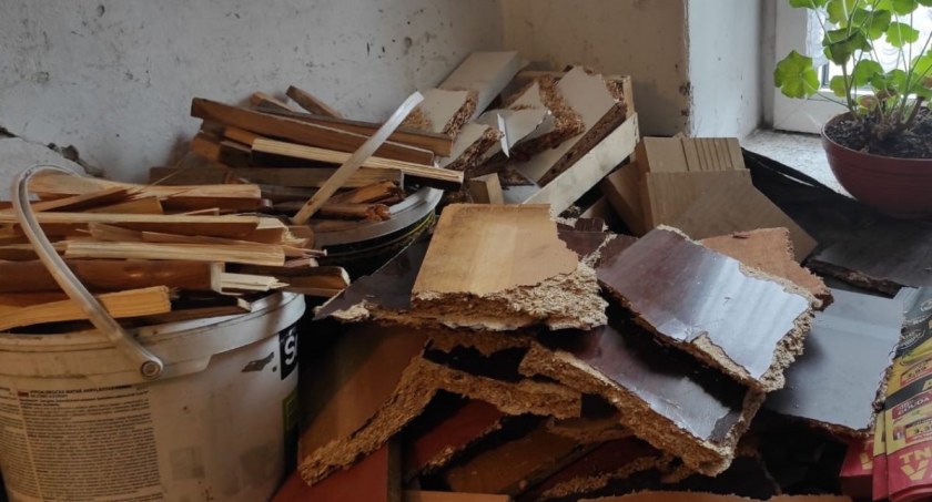 Przyłapani na spalaniu płyt meblowych