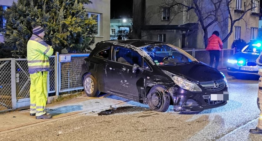 Opel odbił się od bramy prywatnej posesji