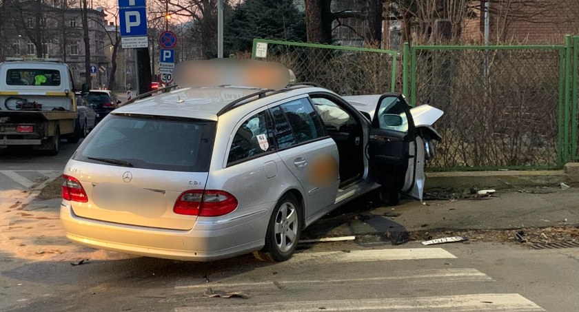 Kolizja na Mickiewicza. Taksówka wbita w płot