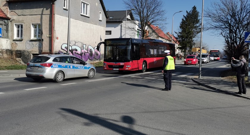 Autobus potrącił kobietę na przejściu dla pieszych