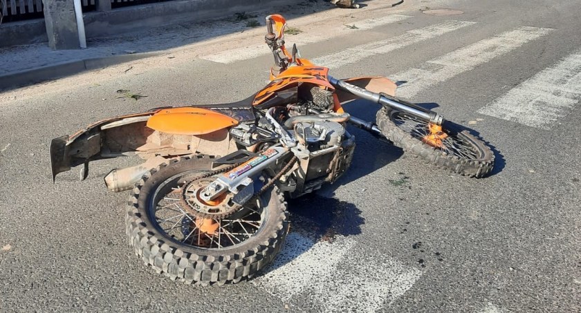 Motocyklista zderzył się ze znakiem drogowym. Jechał bez kasku i po alkoholu 