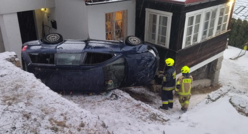 O krok od tragedii. W Szklarskiej Porębie samochód uderzył w dom. Kierowca i pasażer pijani.