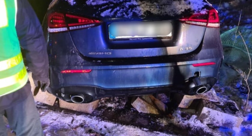 Karpacz - Nowy Mercedes klasy A rozbity na poboczu