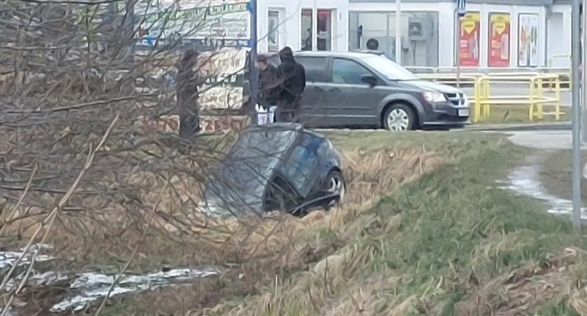 Golfem wjechał do rowu