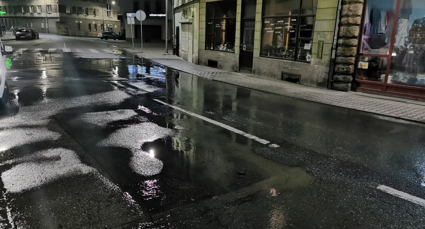 Kolejna awaria. Woda zalewa ulicę w centrum miasta.