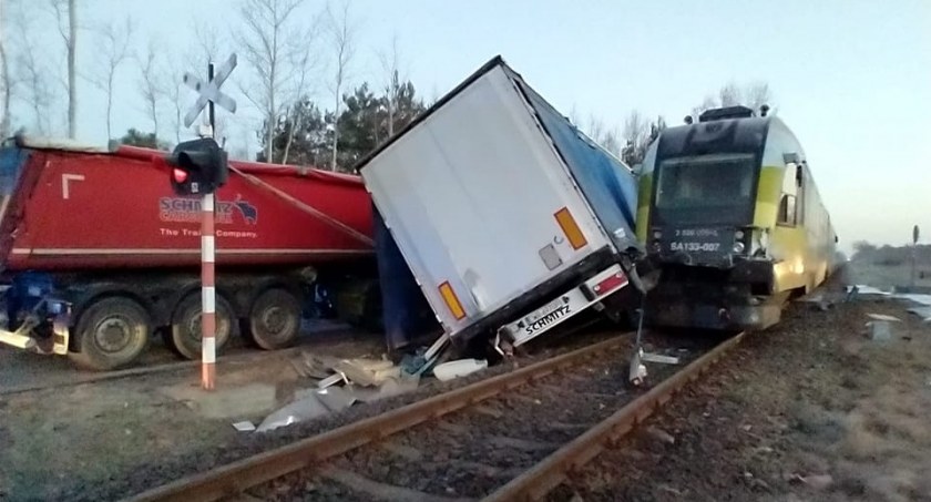 Zderzenie szynobusu z dwoma ciężarówkami