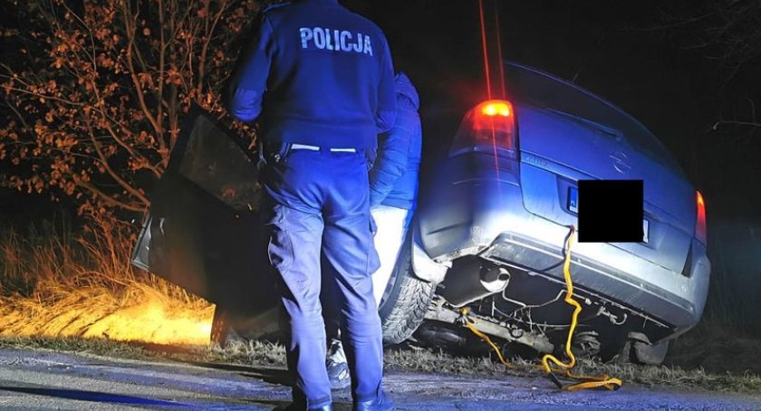 Nietrzeźwy kierował samochodem i wpadł do rowu. Miał blisko 2 promile