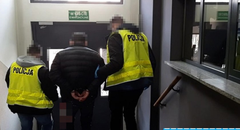 Chciał wręczyć policjantom łapówkę za wykroczenie drogowe. Aresztowany został on i ... papuga