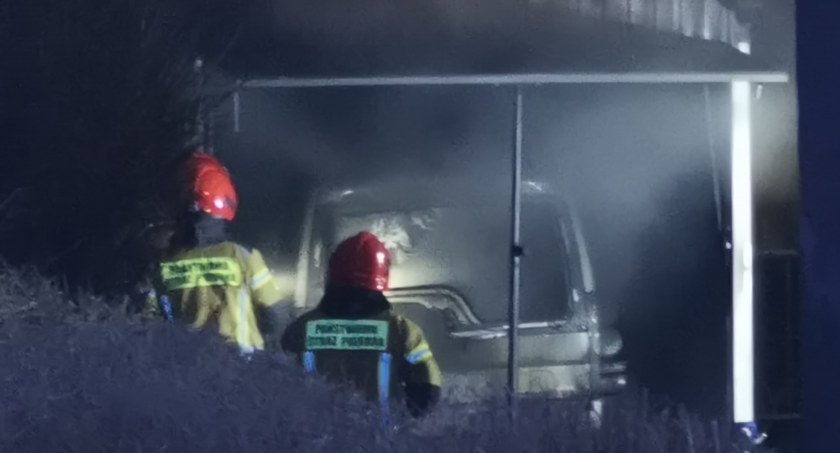 Jelenia Góra : Samochód spłonął w garażu. Sąsiedzi w porę odjechali swoimi samochodami