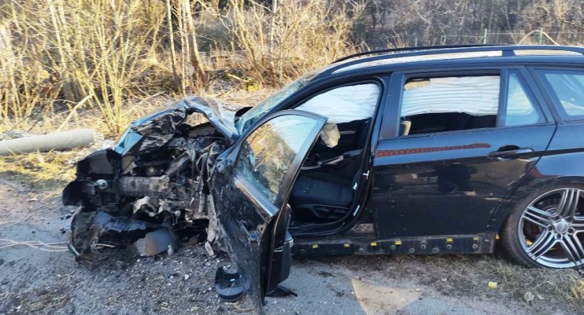 Rozbił auto o betonowy słup. Cudem uszedł z życiem