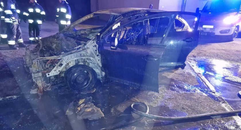 Spłonął samochód, a płomienie topiły elewację budynku