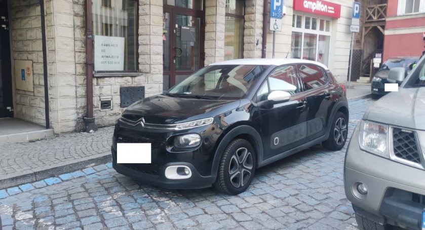 Zajmują miejsca parkingowe przeznaczone dla niepełnosprawnych - Straż Miejska kara ich mandatami