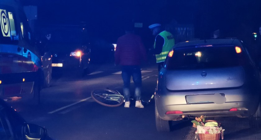 Potrącenie rowerzystki w Jeżowie Sudeckim. Poszkodowana w szpitalu