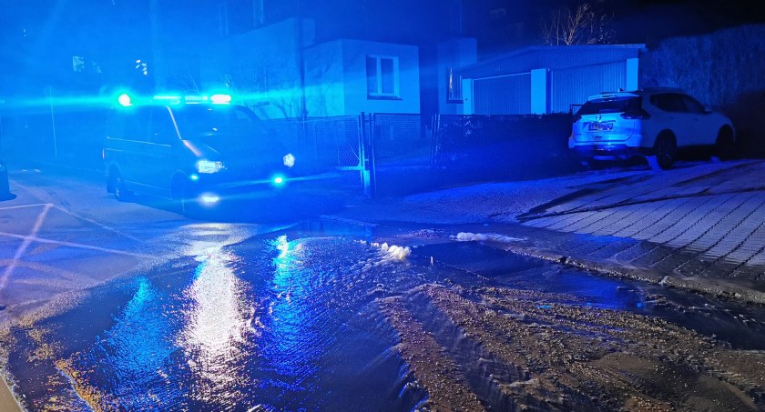 Kolejna awaria wodociągowa w Jeleniej Górze. Woda zalewa miasto