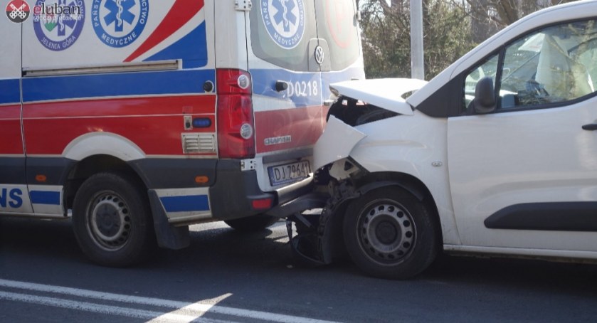 Zderzenie samochodu transportu medycznego z ambulansem na DK 30