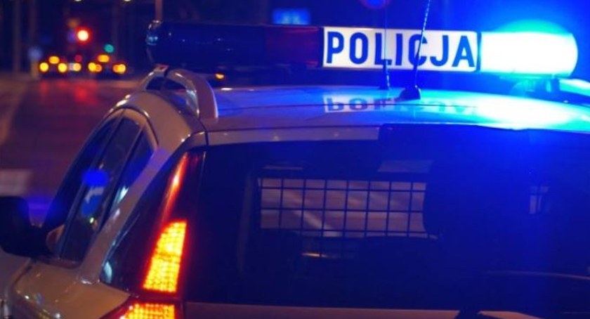 Weszli do mieszkania wyważając drzwi