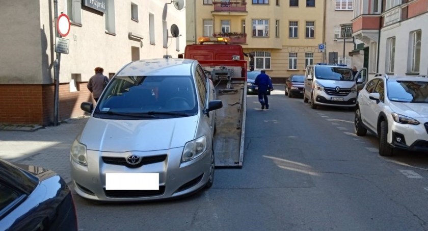 Zaparkowane samochody blokowały wyjazdy. Zostały odholowane