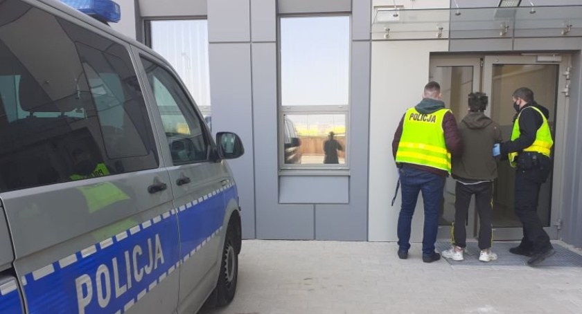 Sprawca kradzieży rozbójniczej usłyszał zarzut. Klienci sklepu dokonali obywatelskiego zatrzymania