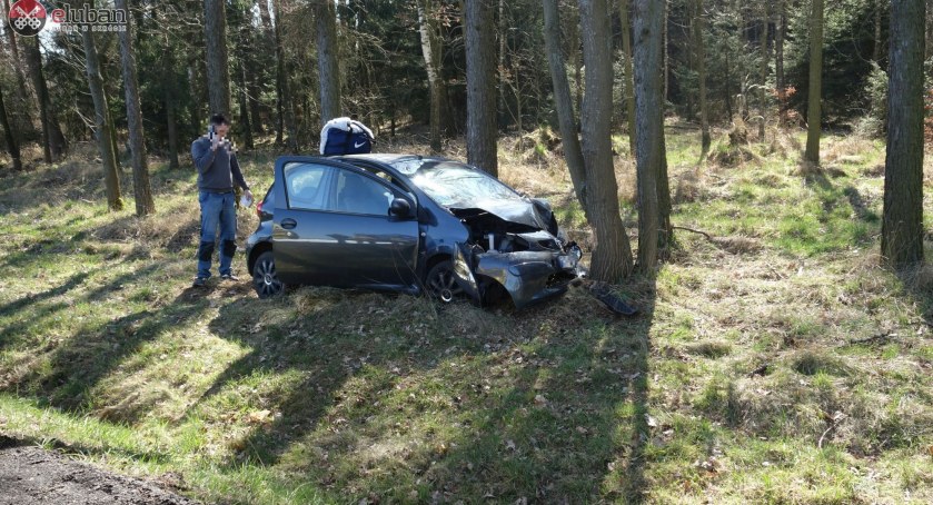 Zasłabła, zjechała z drogi i uderzyła w drzewo