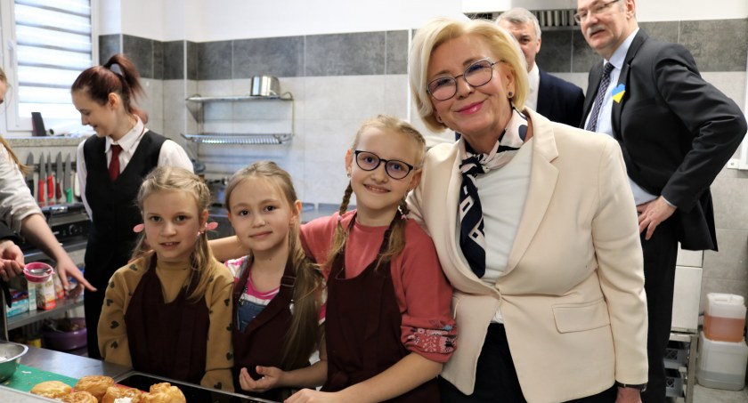 Wizyta wiceminister Marzeny Machałek w szkole w Rakowicach Wielkich
