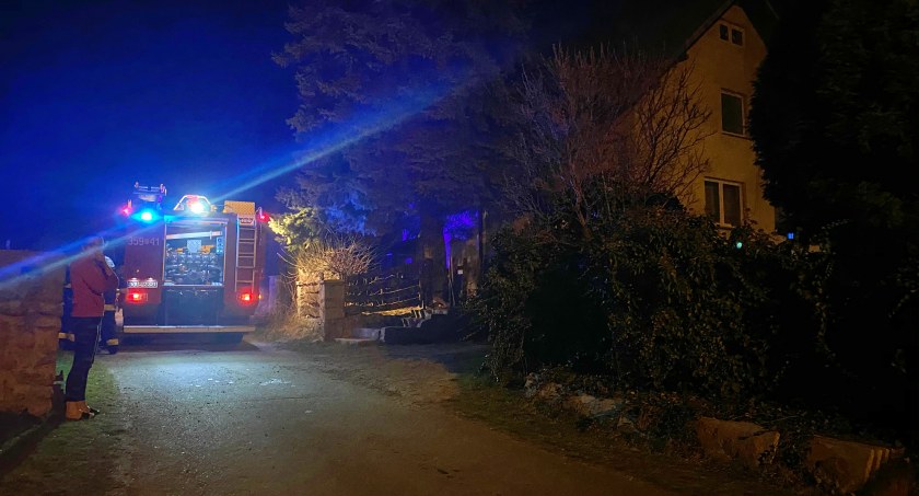 Pożar w Piechowicach. Interweniuje 5 zastępów straży pożarnej