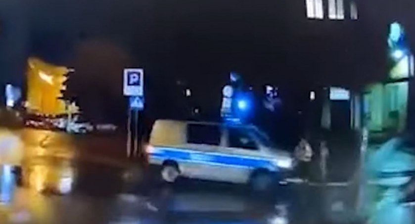 Policjant potrącił pieszą na przejściu. Zobacz, jaki dostał mandat. WIDEO