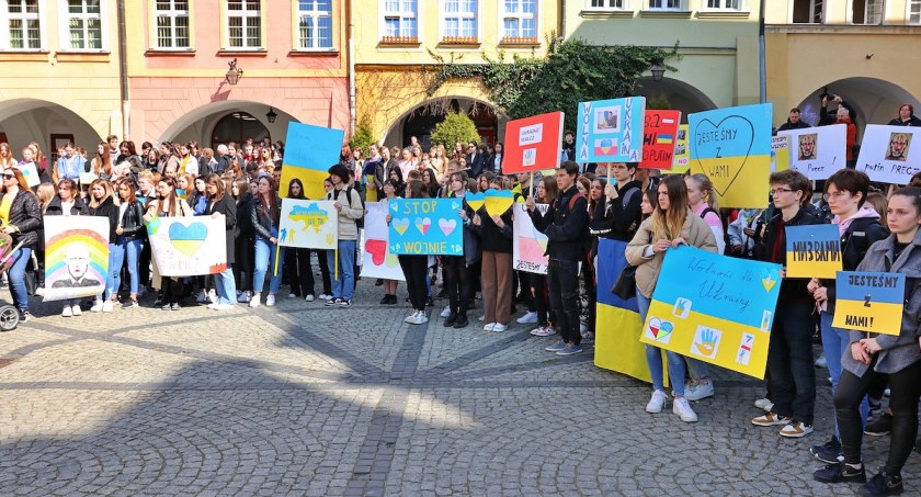 Uczniowie wyszli na ulicę, aby pokazać solidarność z Ukrainą