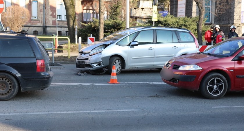 Kolizja Citroena i Volkswagena na Wolności