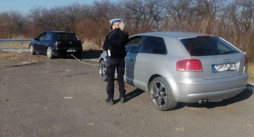 Kierowca bez uprawnień holował kierującego z sądowym zakazem