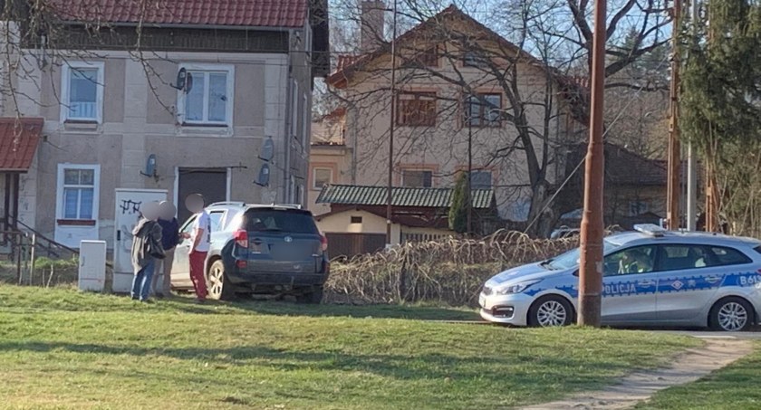 Przebił się przez płot i wpadł na tory