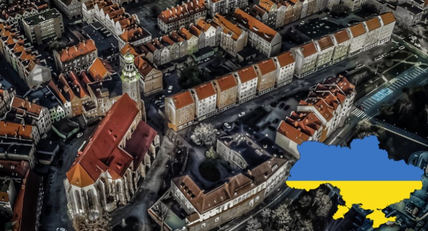 Miasto pomaga uchodźcom. Wiemy ilu dotarło do Jeleniej Góry