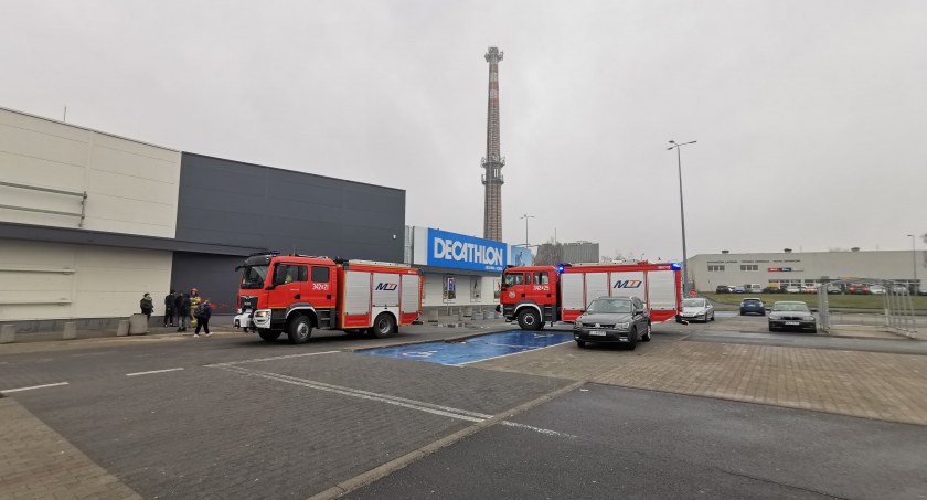 Zadymienie na terenie dawnego Tesco w Jeleniej Górze